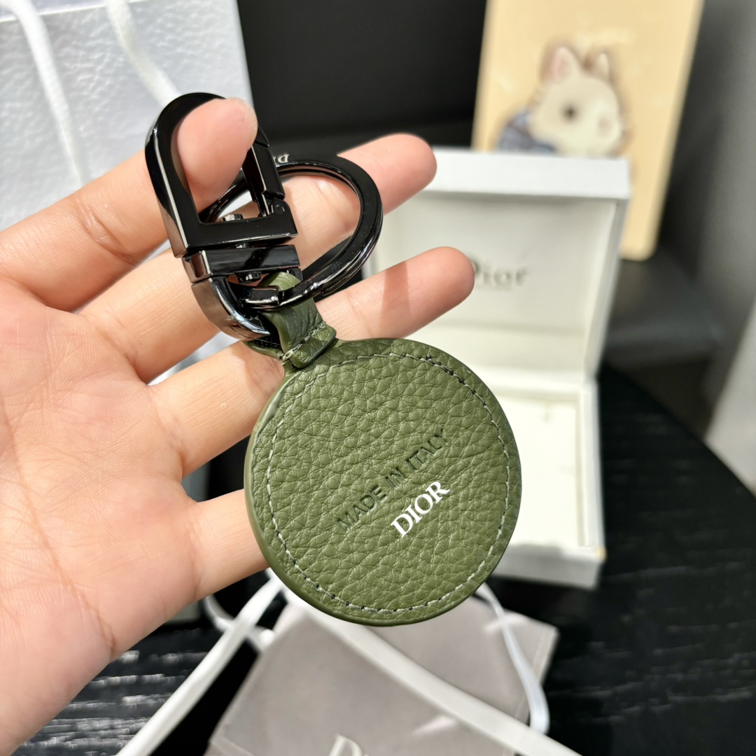 Luxurious CD Diamond Logo Key Button with Leather and Metal Details. - 图片 4