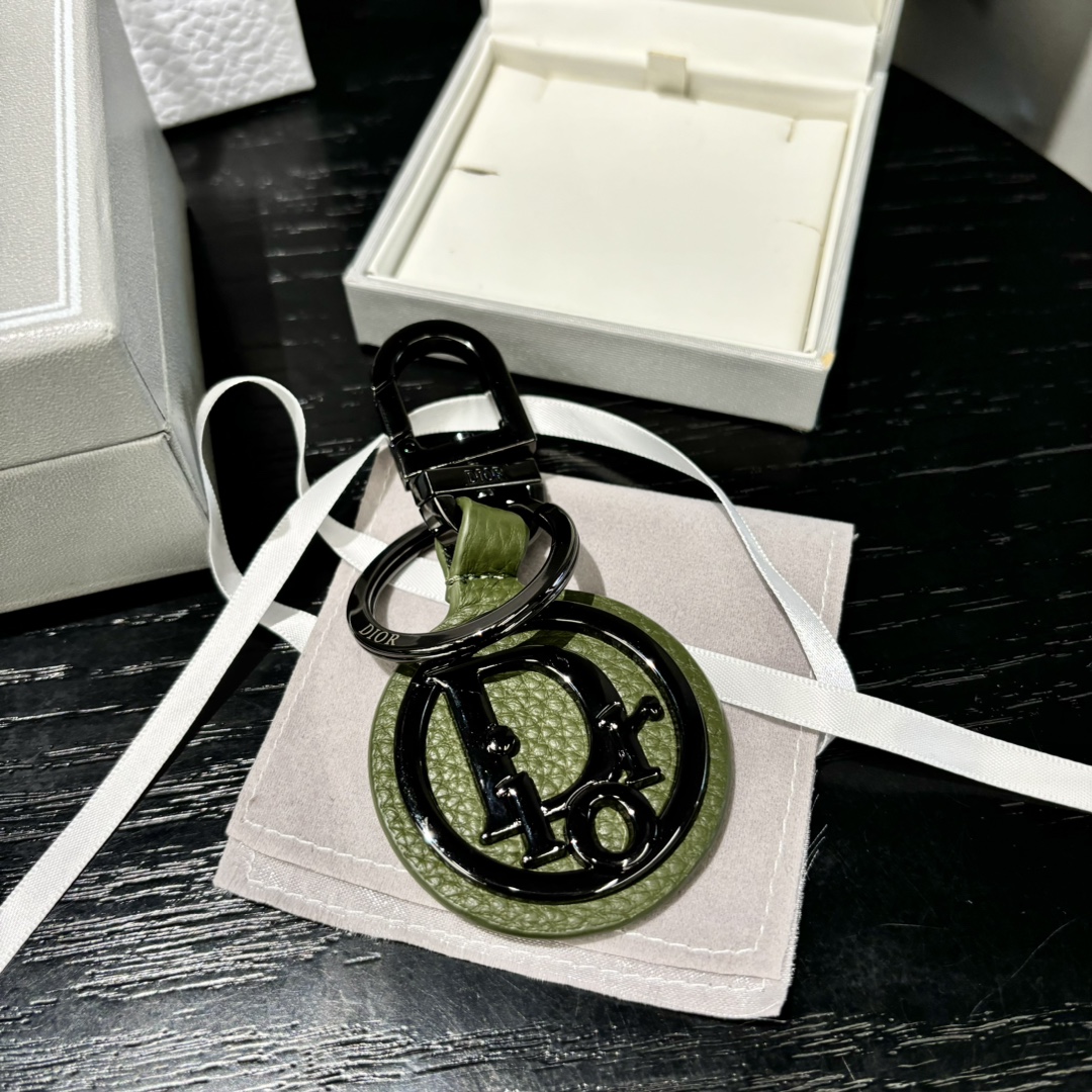 Luxurious CD Diamond Logo Key Button with Leather and Metal Details. - 图片 2