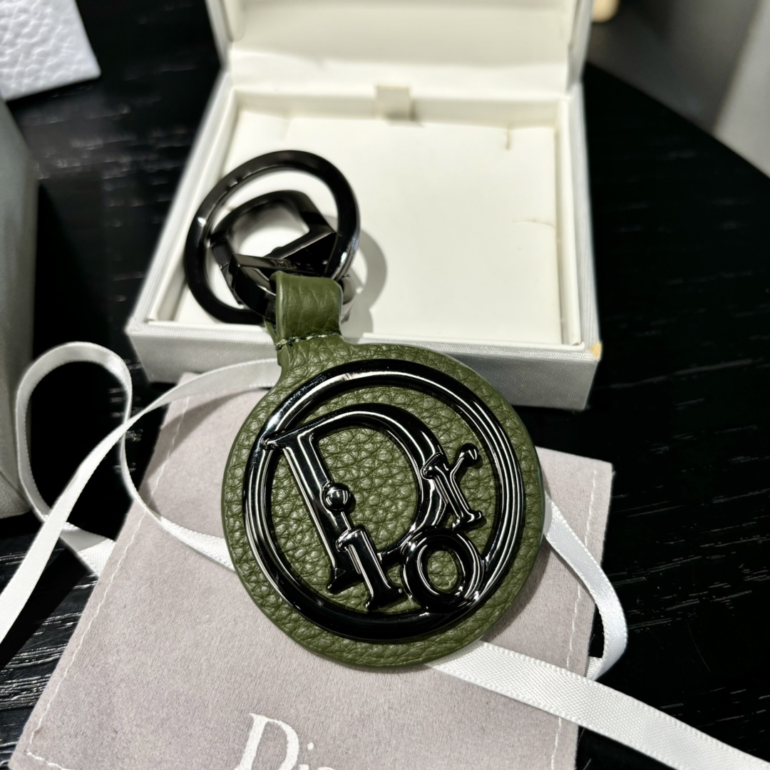 Luxurious CD Diamond Logo Key Button with Leather and Metal Details. - 图片 6