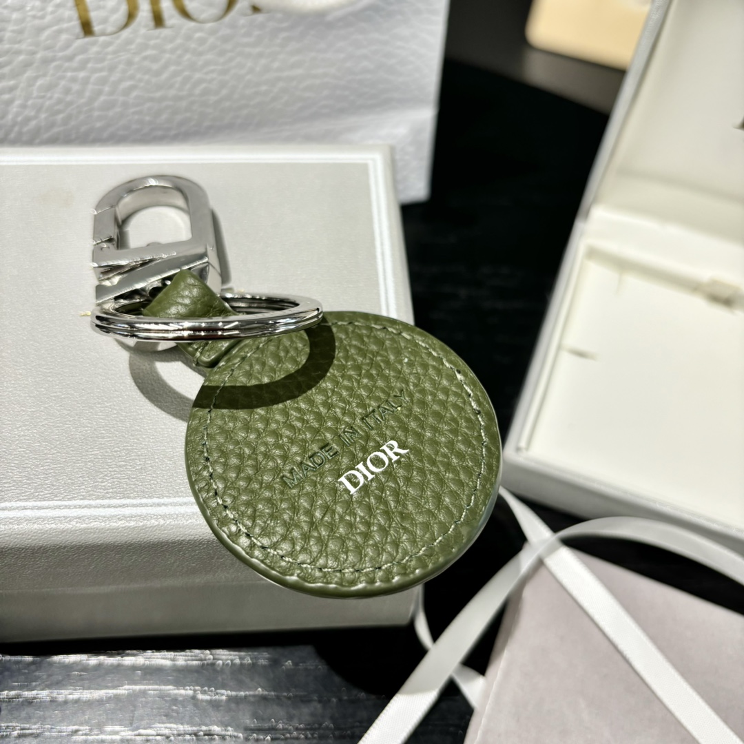 “Dior CD Diamond Logo Key Button with Leather and Metal Details” - 图片 3