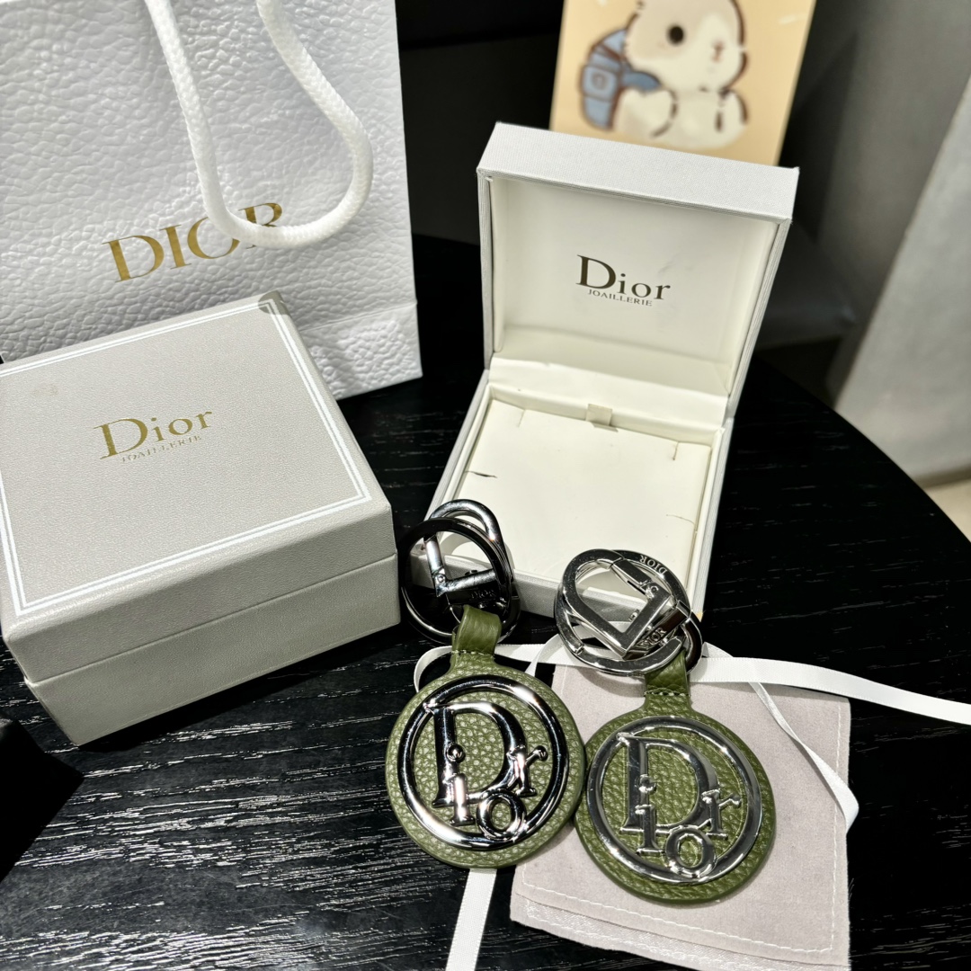 “Dior CD Diamond Logo Key Button with Leather and Metal Details” - 图片 6