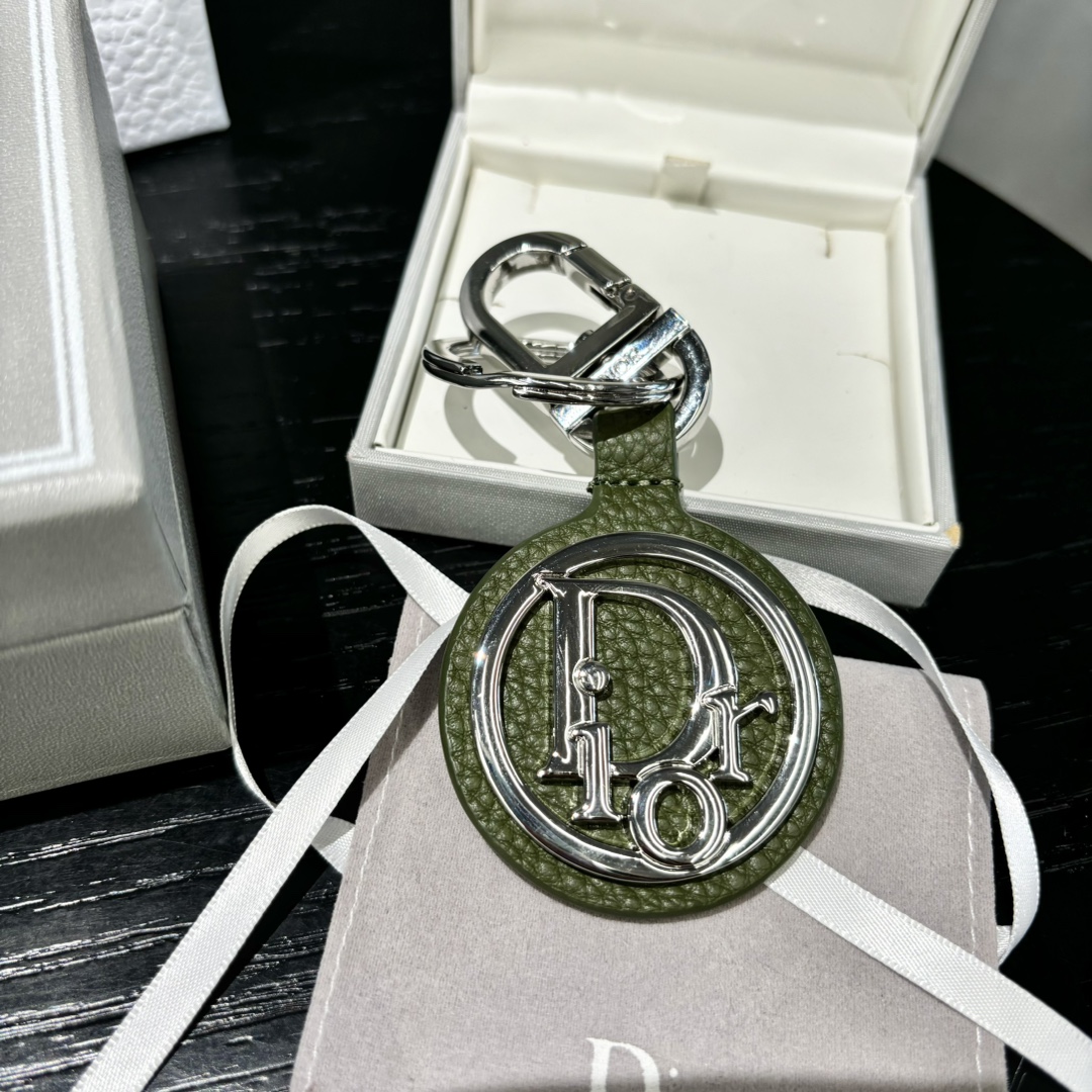 “Dior CD Diamond Logo Key Button with Leather and Metal Details” - 图片 2