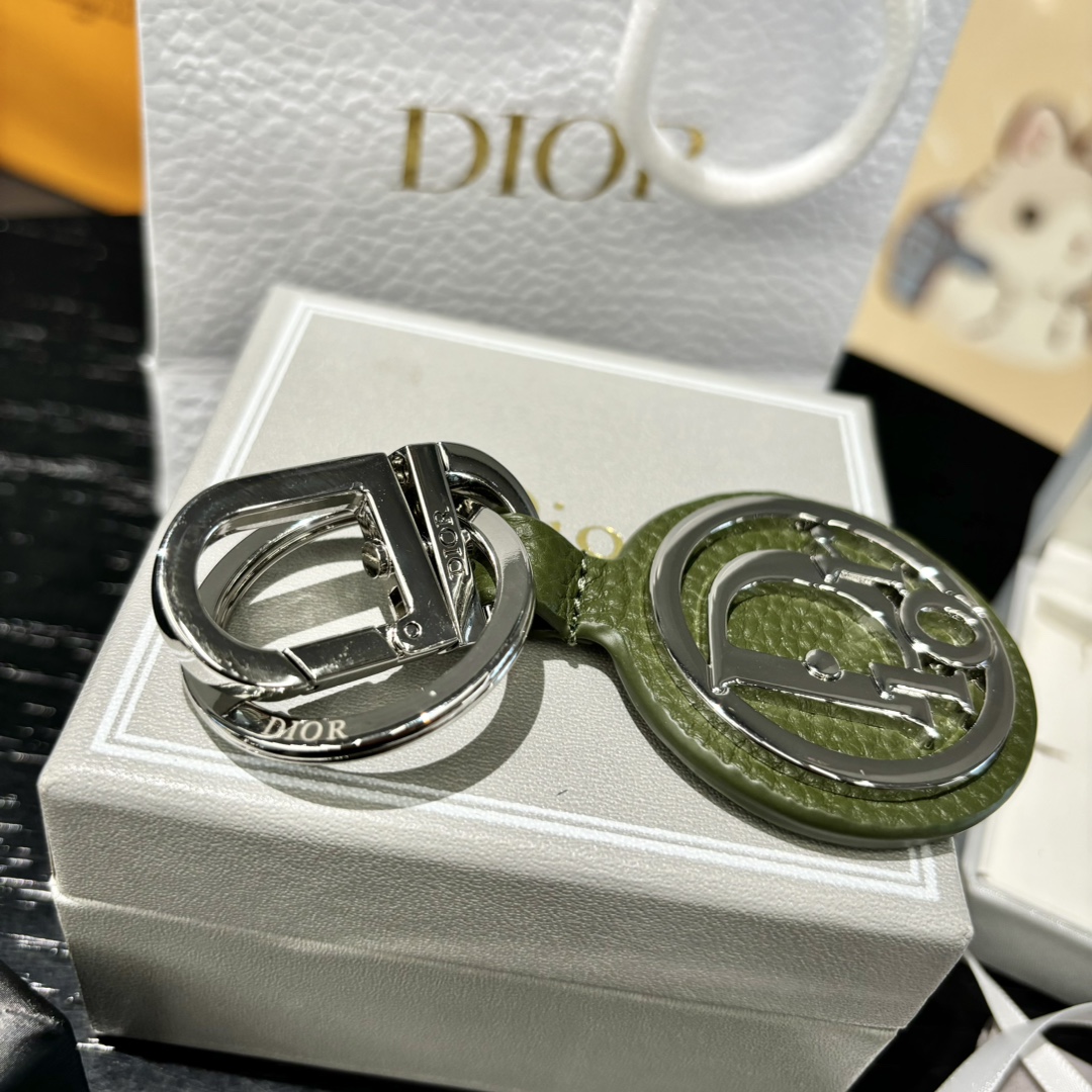 “Dior CD Diamond Logo Key Button with Leather and Metal Details” - 图片 4