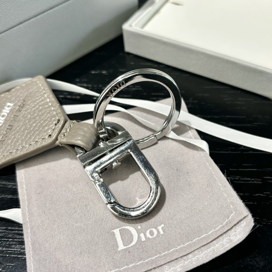 “CD Diamond Logo Key Button with Leather and Metal Details for Belts and Handbags” - 图片 4