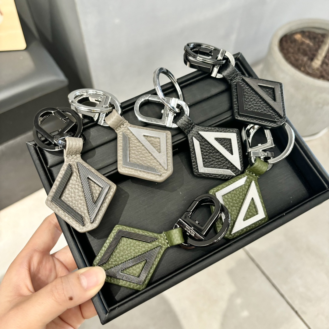 “CD Diamond Logo Key Button with Leather and Metal Details for Belts and Handbags” - 图片 6