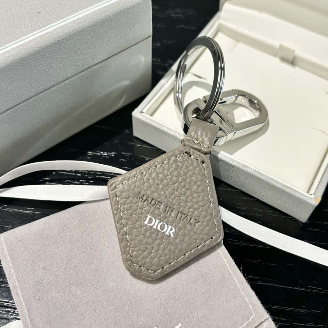 “CD Diamond Logo Key Button with Leather and Metal Details for Belts and Handbags” - 图片 3