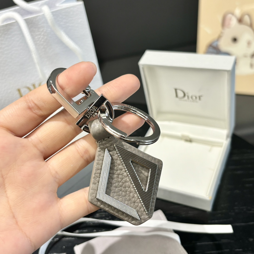 “CD Diamond Logo Key Button with Leather and Metal Details for Belts and Handbags” - 图片 5