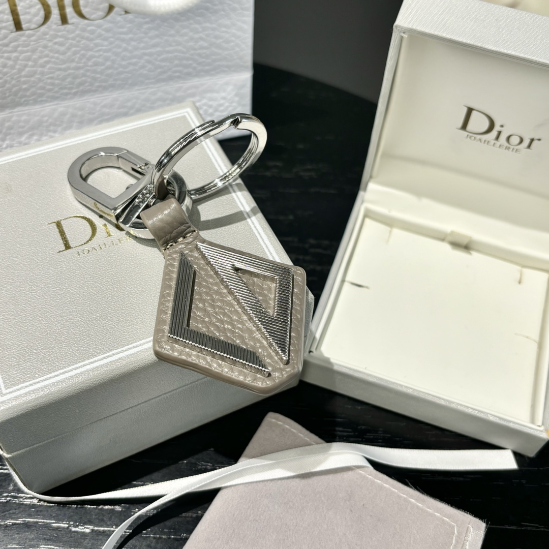 “CD Diamond Logo Key Button with Leather and Metal Details for Belts and Handbags” - 图片 2