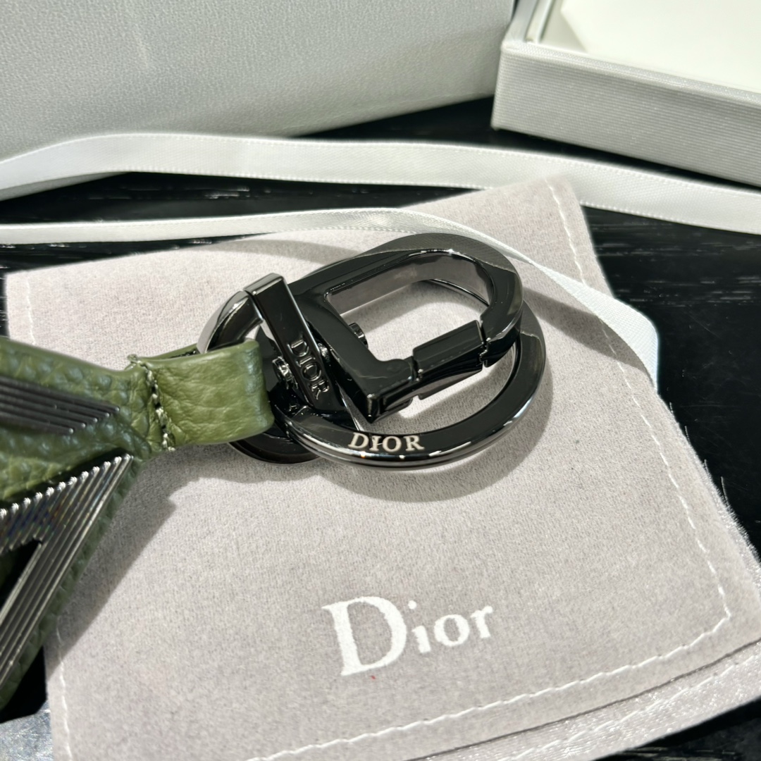 Luxury CD Diamond Logo Key Button with Leather and Brass Details for Belts and Handbags - 图片 6