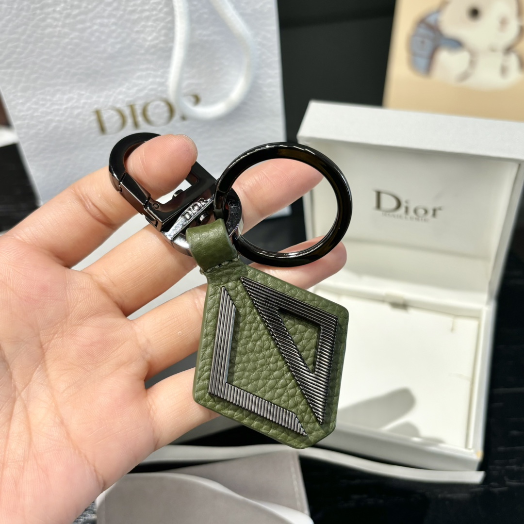 Luxury CD Diamond Logo Key Button with Leather and Brass Details for Belts and Handbags - 图片 4