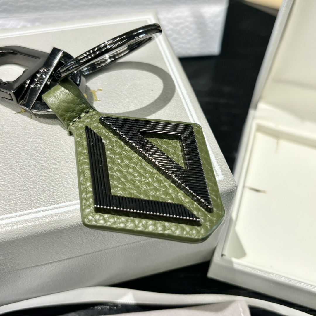 Luxury CD Diamond Logo Key Button with Leather and Brass Details for Belts and Handbags - 图片 5