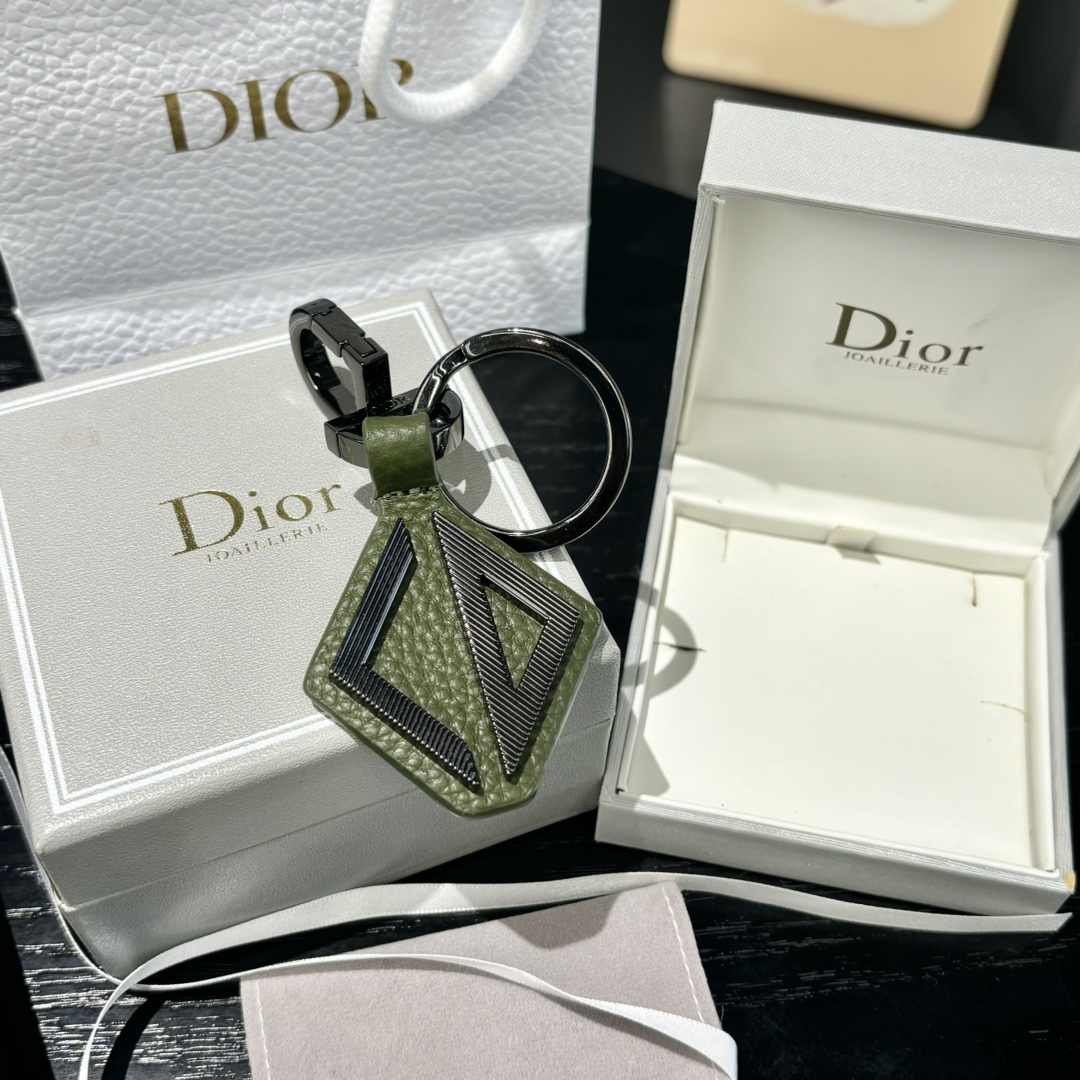Luxury CD Diamond Logo Key Button with Leather and Brass Details for Belts and Handbags - 图片 3