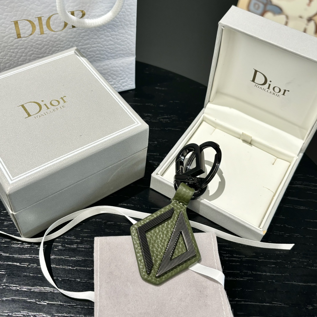 Luxury CD Diamond Logo Key Button with Leather and Brass Details for Belts and Handbags - 图片 1