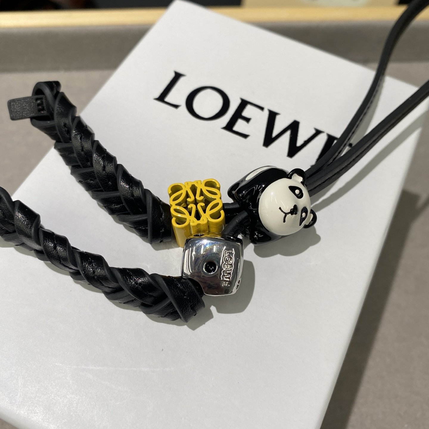 -❗️新品❗️L0EWE 罗意威挂饰 Anagram缠丝立体熊猫🐼吊坠，以及一个带有LOEWE雕花菱形扣