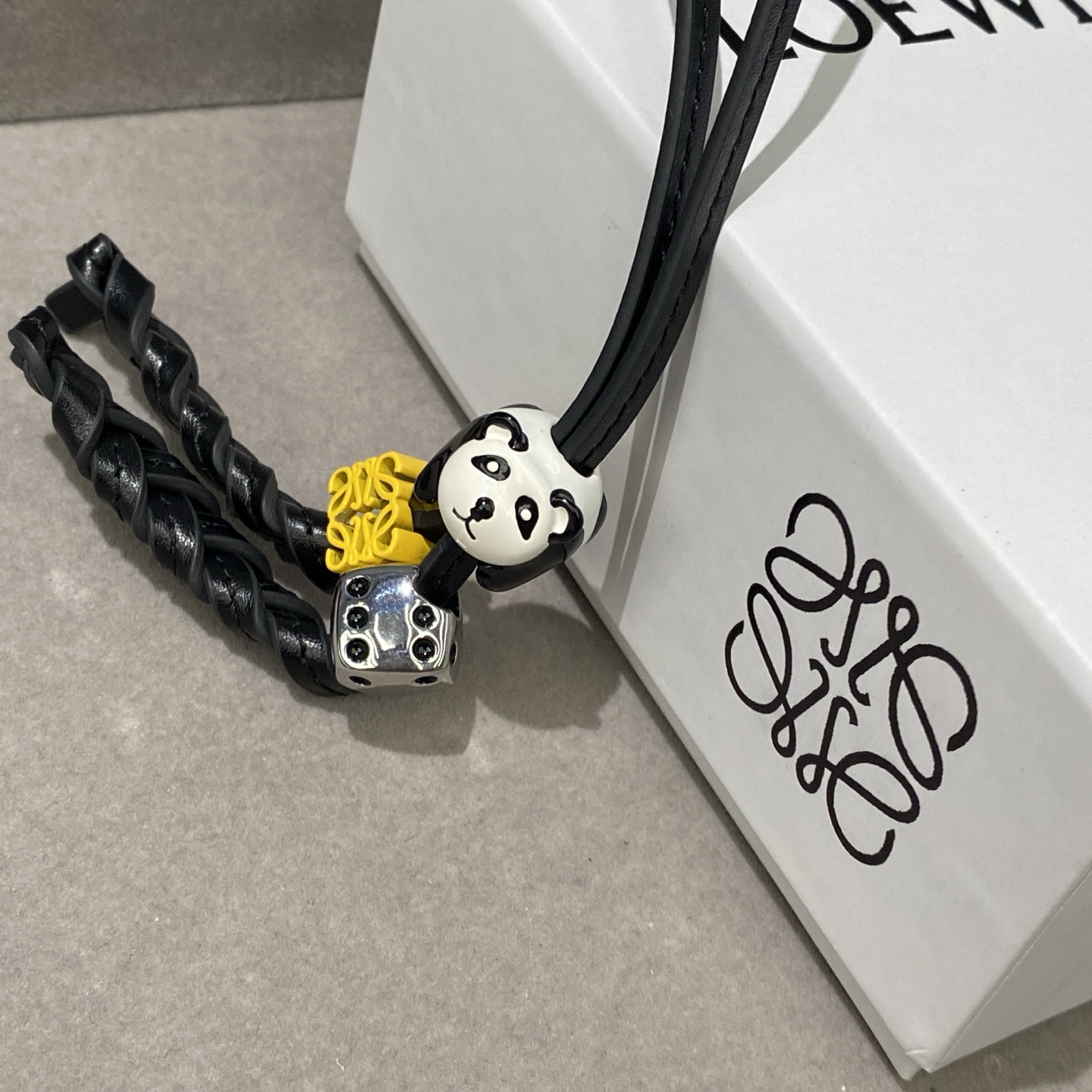 -❗️新品❗️L0EWE 罗意威挂饰 Anagram缠丝立体熊猫🐼吊坠，以及一个带有LOEWE雕花菱形扣