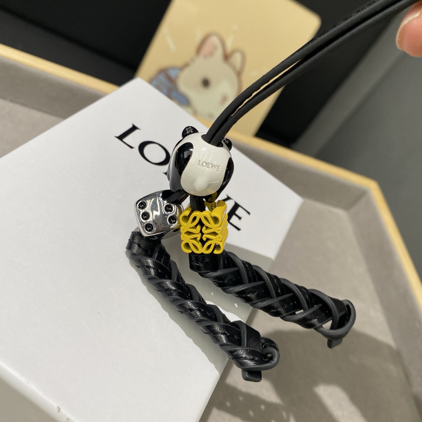 -❗️新品❗️L0EWE 罗意威挂饰 Anagram缠丝立体熊猫🐼吊坠，以及一个带有LOEWE雕花菱形扣