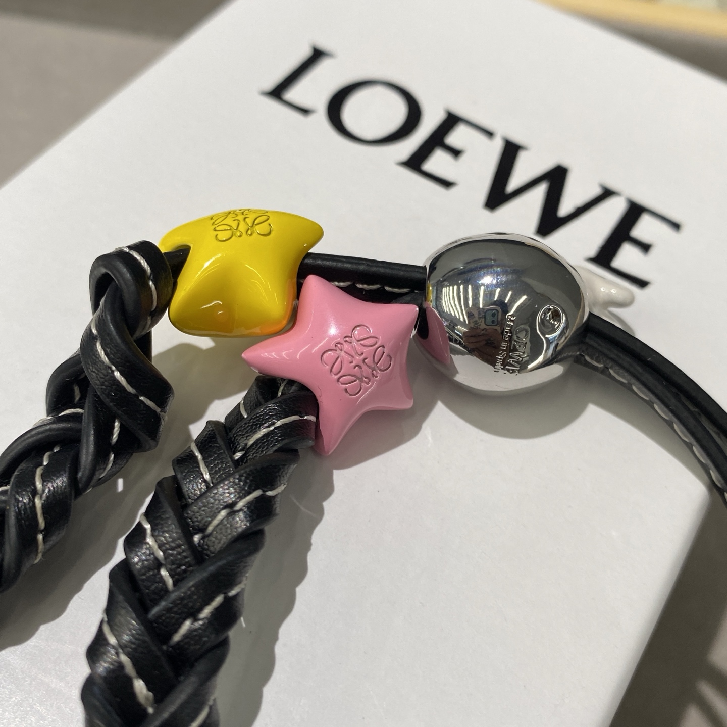 -新品❗️L0EWE 罗意威挂饰 Anagram缠丝立体🌙兔子🐰吊坠，以及一个带有LOEWE雕花菱形扣的