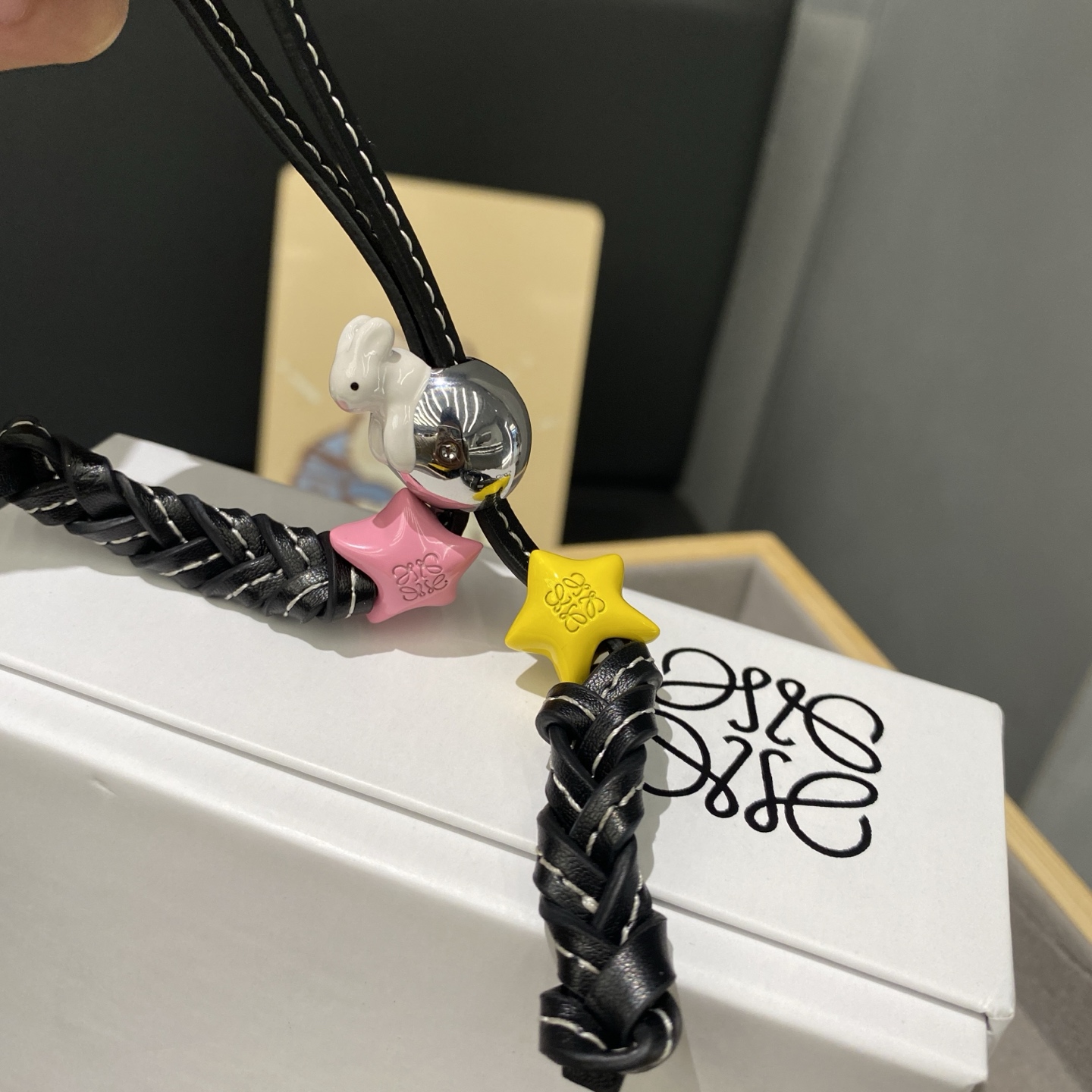 -新品❗️L0EWE 罗意威挂饰 Anagram缠丝立体🌙兔子🐰吊坠，以及一个带有LOEWE雕花菱形扣的