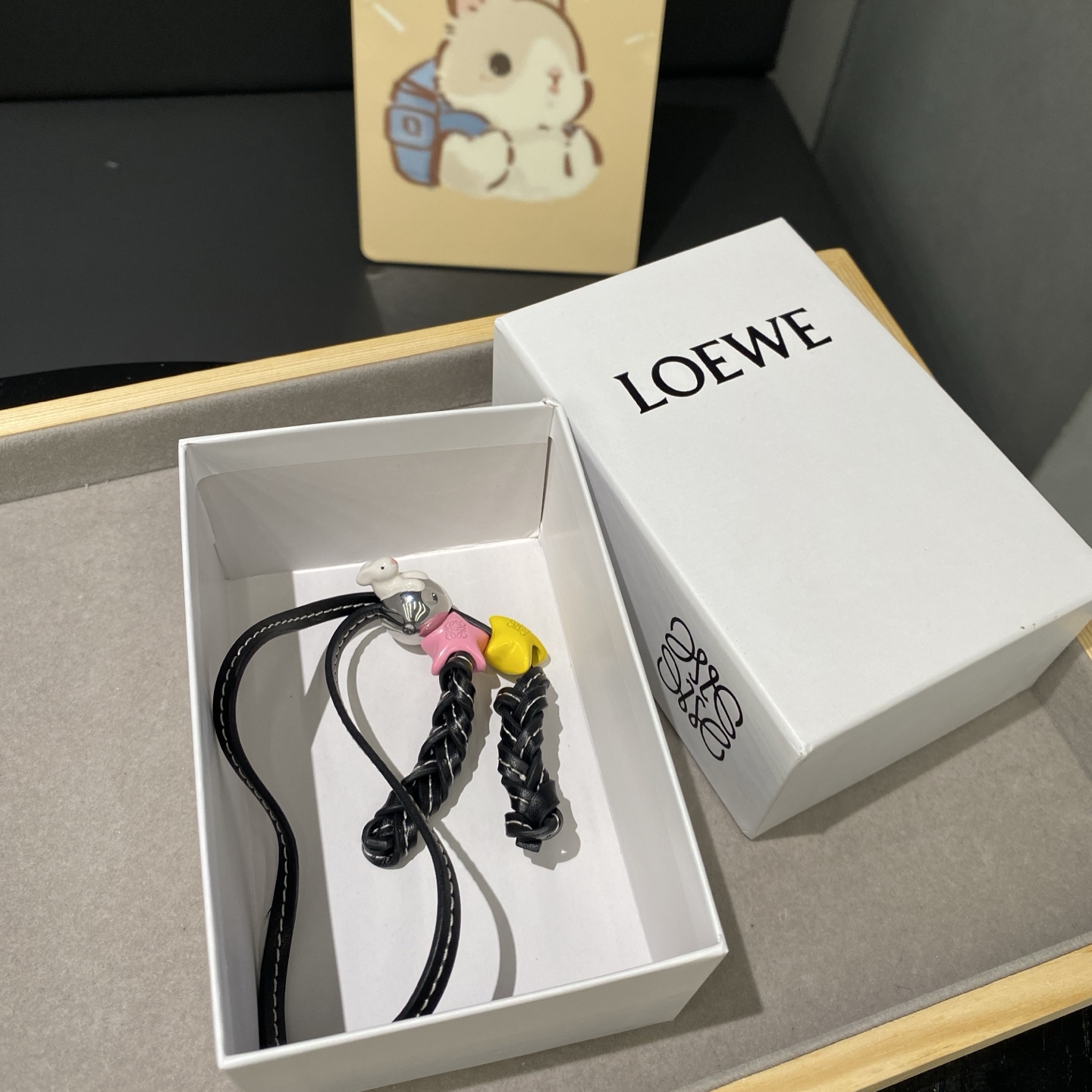 -新品❗️L0EWE 罗意威挂饰 Anagram缠丝立体🌙兔子🐰吊坠，以及一个带有LOEWE雕花菱形扣的