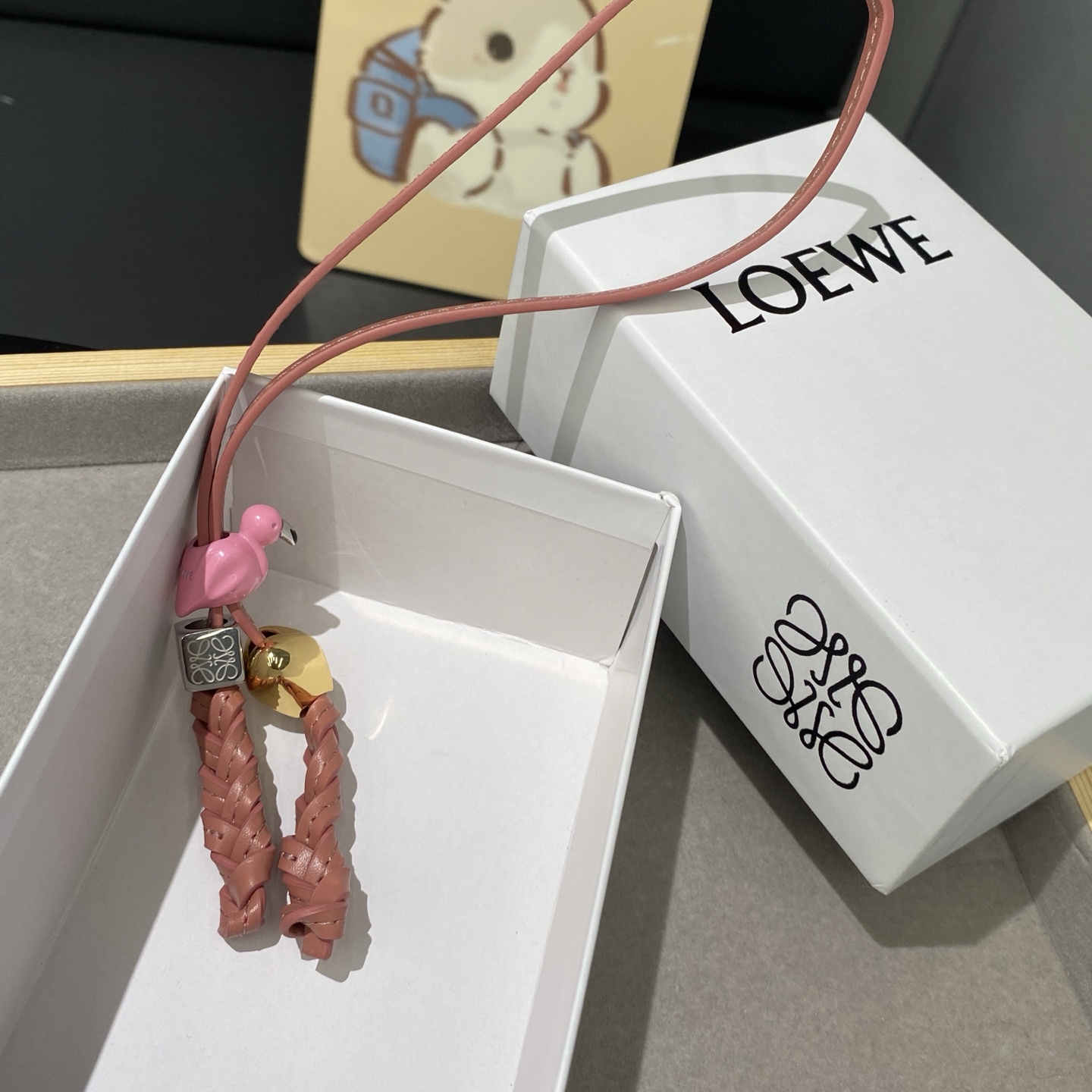 -新品❗️L0EWE 罗意威挂饰 Anagram缠丝立体火烈鸟🐦吊坠，以及一个带有LOEWE雕花菱形扣的