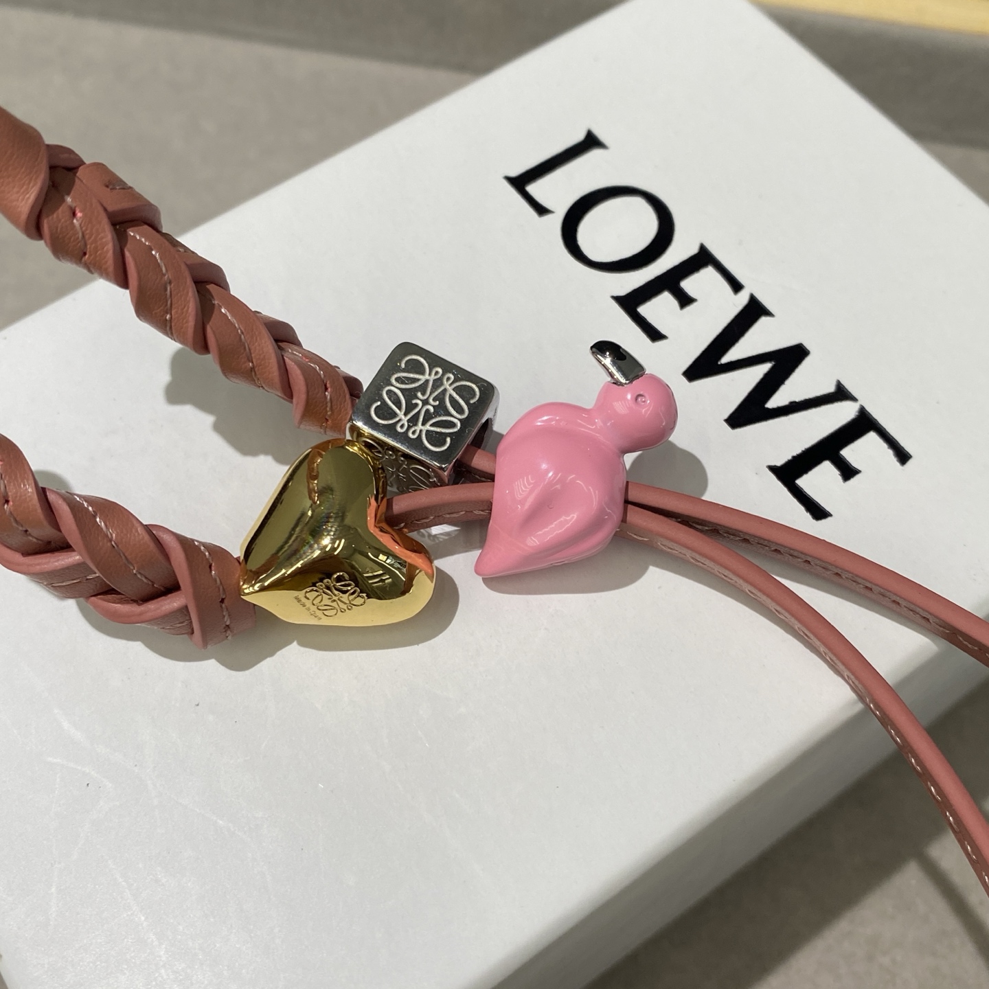 -新品❗️L0EWE 罗意威挂饰 Anagram缠丝立体火烈鸟🐦吊坠，以及一个带有LOEWE雕花菱形扣的