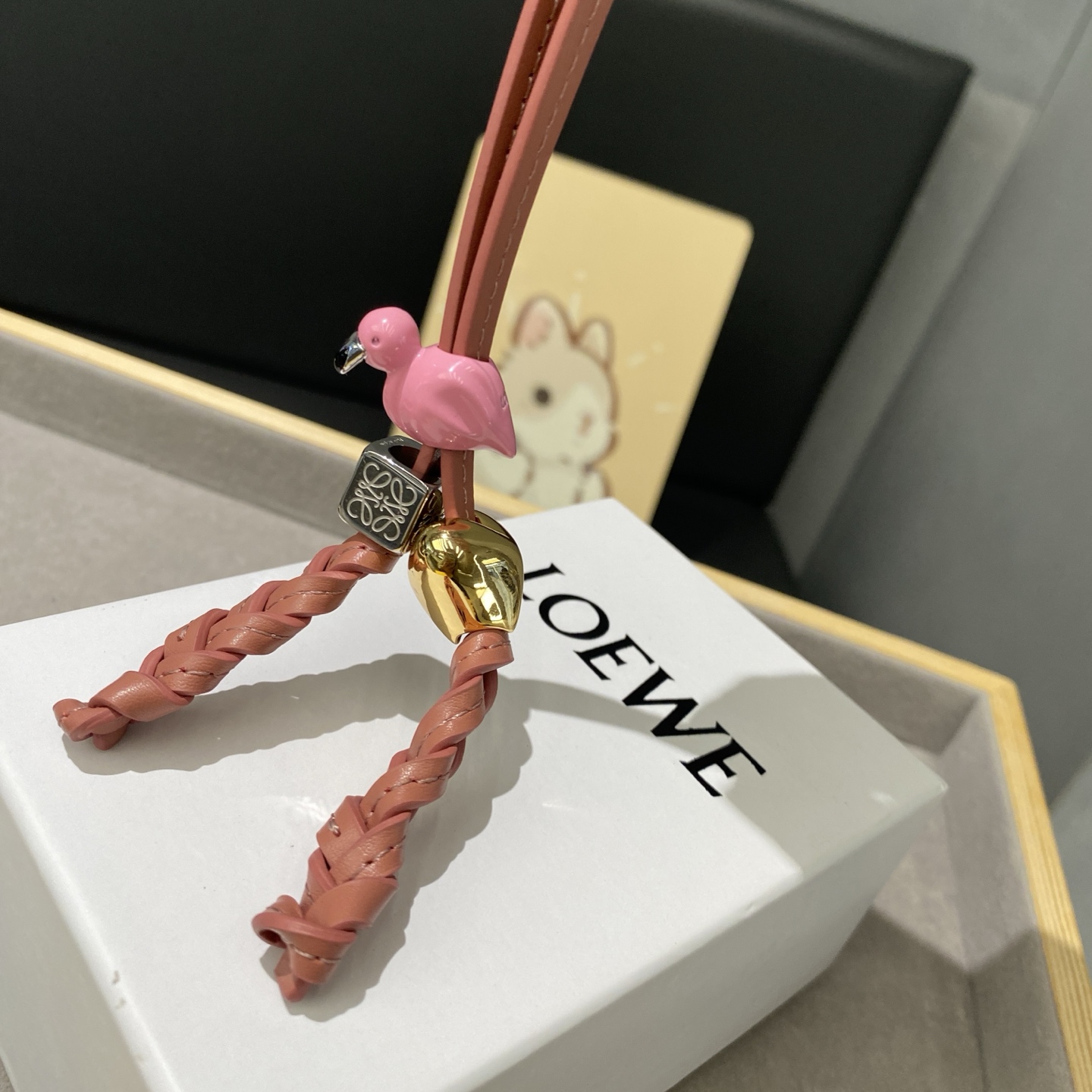-新品❗️L0EWE 罗意威挂饰 Anagram缠丝立体火烈鸟🐦吊坠，以及一个带有LOEWE雕花菱形扣的