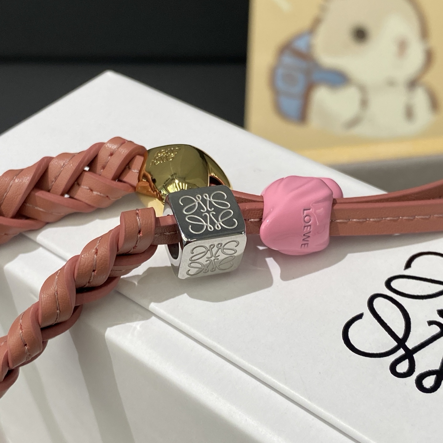 -新品❗️L0EWE 罗意威挂饰 Anagram缠丝立体火烈鸟🐦吊坠，以及一个带有LOEWE雕花菱形扣的