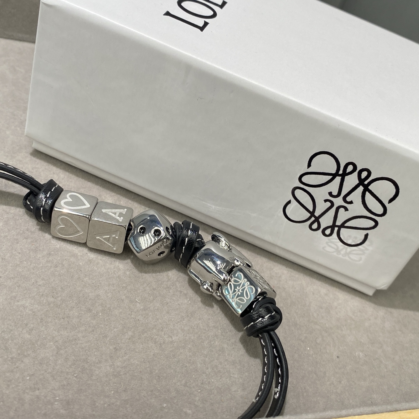 -新品‼️罗意威Loewe 牛皮革🐘串珠挂饰/挂件
饰有牛皮革环带和Anagram骰子。
采用进口小牛皮