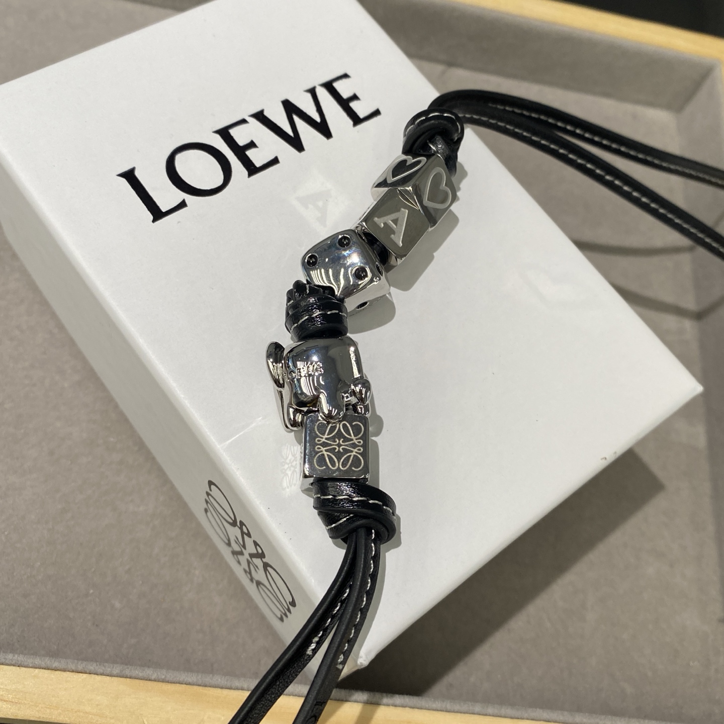 -新品‼️罗意威Loewe 牛皮革🐘串珠挂饰/挂件
饰有牛皮革环带和Anagram骰子。
采用进口小牛皮