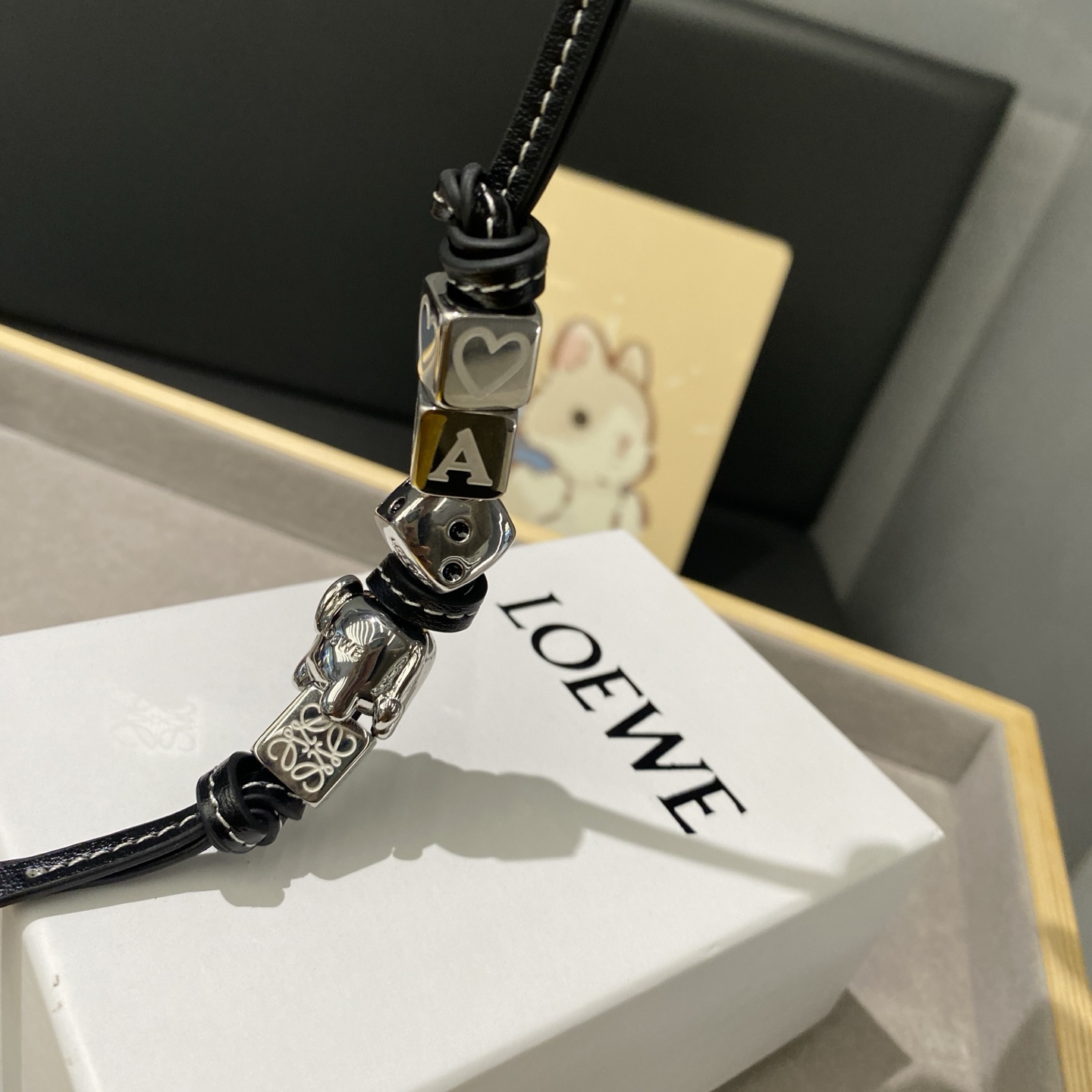 -新品‼️罗意威Loewe 牛皮革🐘串珠挂饰/挂件
饰有牛皮革环带和Anagram骰子。
采用进口小牛皮