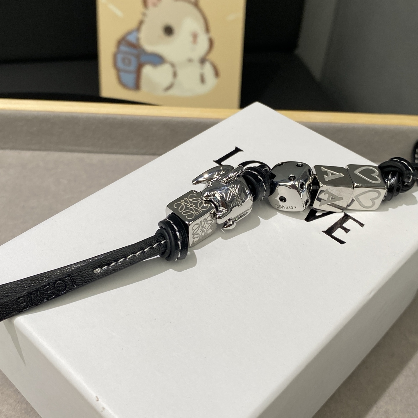 -新品‼️罗意威Loewe 牛皮革🐘串珠挂饰/挂件
饰有牛皮革环带和Anagram骰子。
采用进口小牛皮