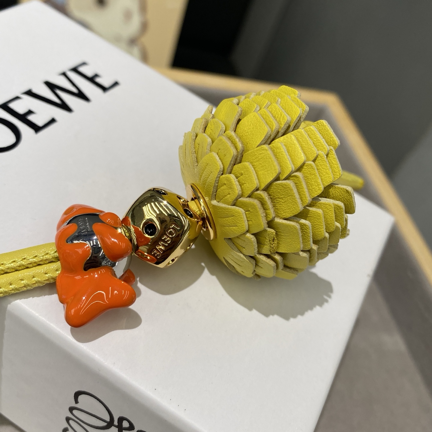 -新品‼️罗意威Loewe 牛皮革橘色金鱼拼花串珠挂饰/挂件
饰有牛皮革环带和Anagram骰子。
采用
