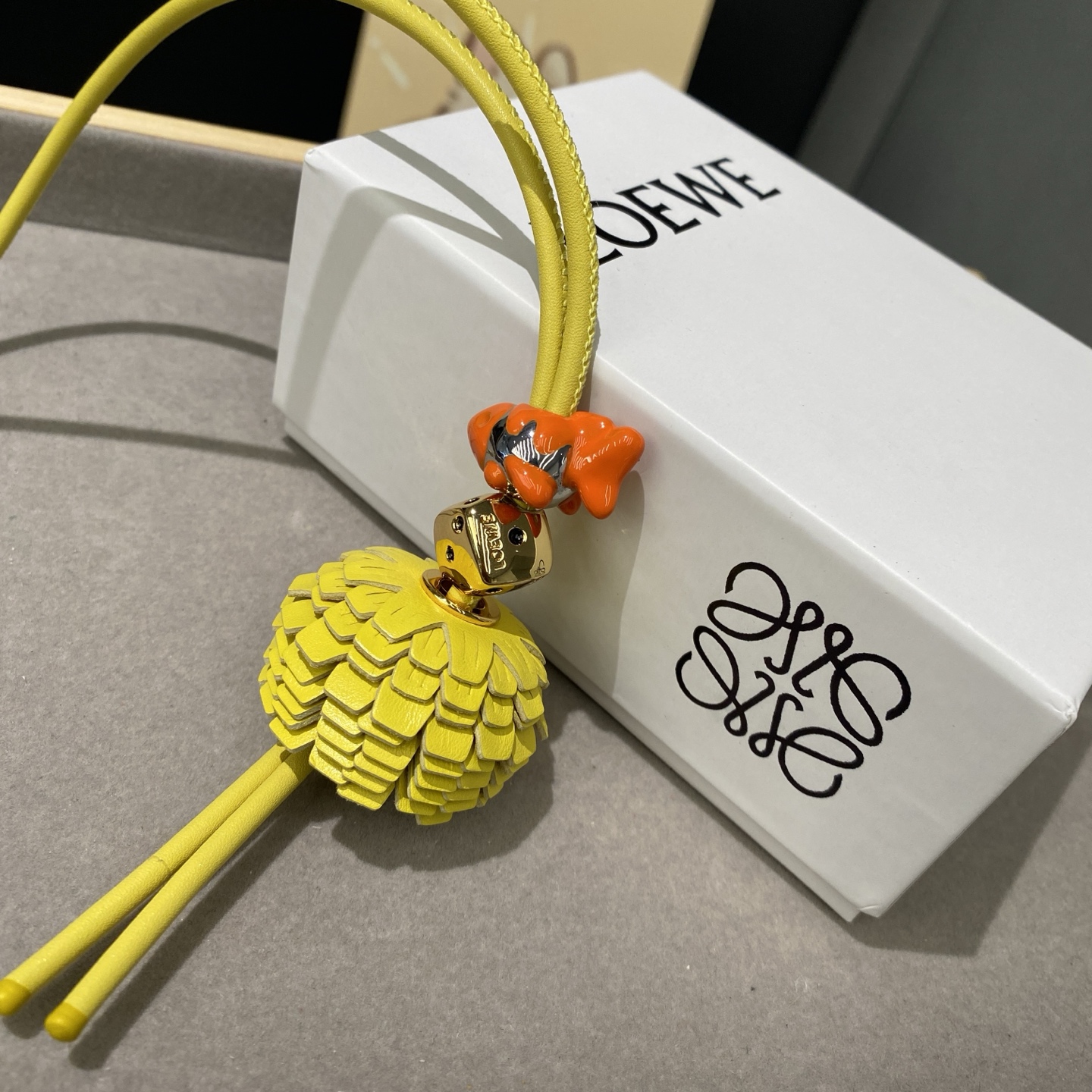 -新品‼️罗意威Loewe 牛皮革橘色金鱼拼花串珠挂饰/挂件
饰有牛皮革环带和Anagram骰子。
采用