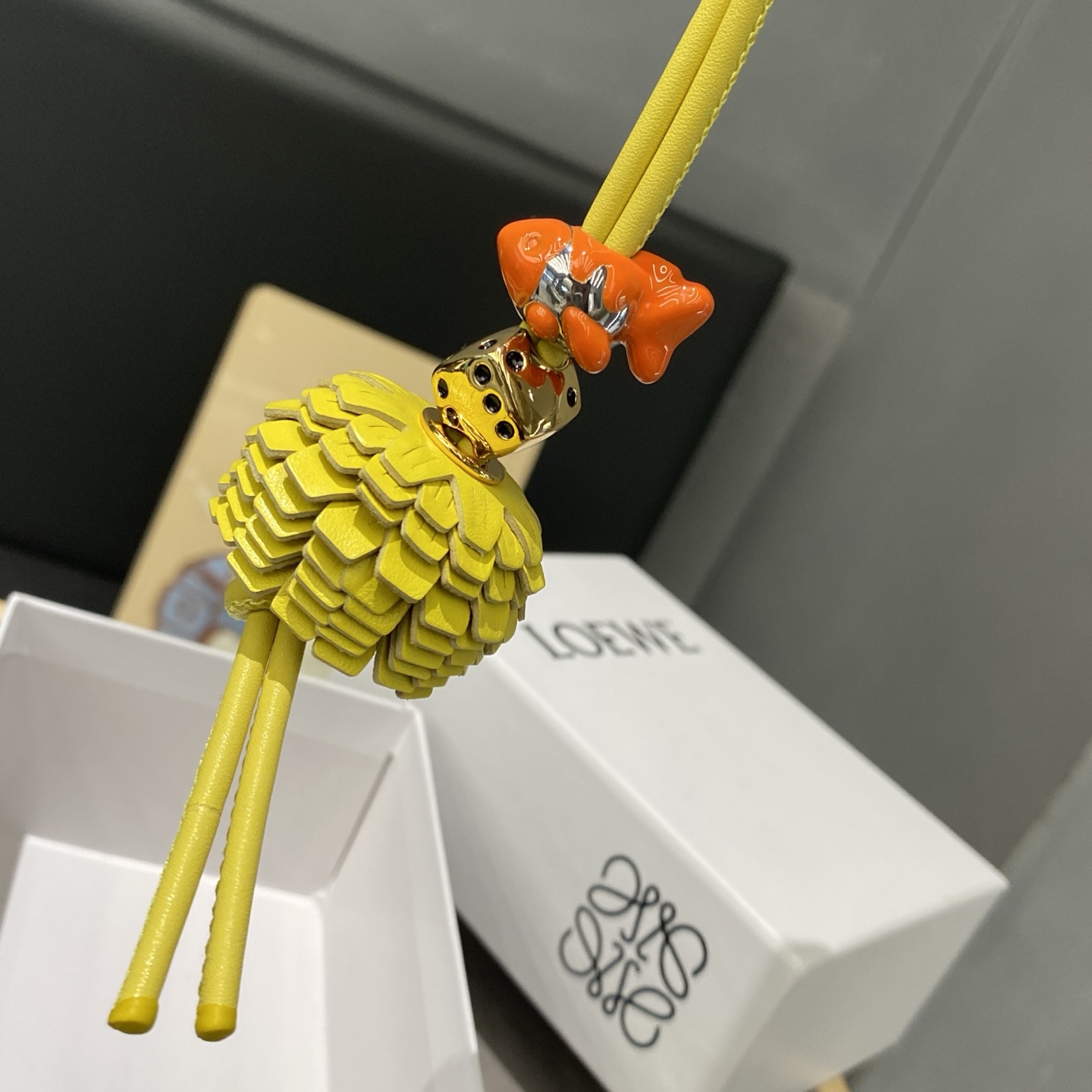 -新品‼️罗意威Loewe 牛皮革橘色金鱼拼花串珠挂饰/挂件
饰有牛皮革环带和Anagram骰子。
采用