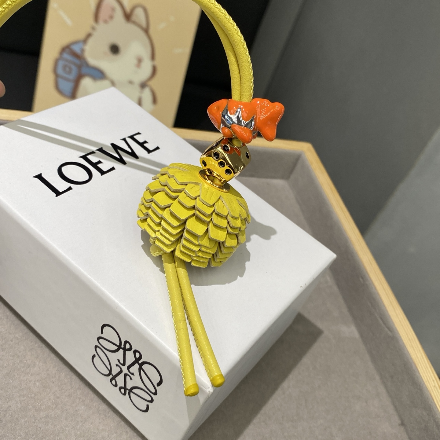 -新品‼️罗意威Loewe 牛皮革橘色金鱼拼花串珠挂饰/挂件
饰有牛皮革环带和Anagram骰子。
采用