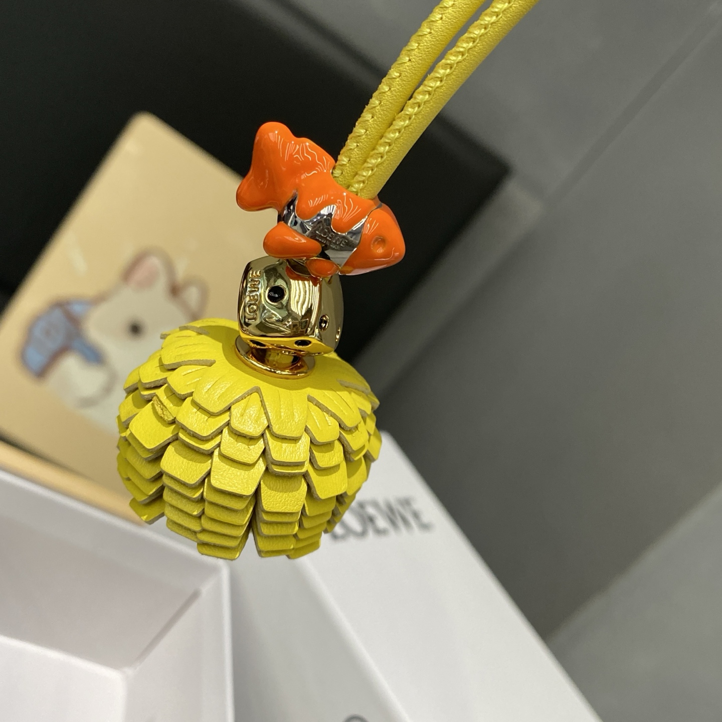 -新品‼️罗意威Loewe 牛皮革橘色金鱼拼花串珠挂饰/挂件
饰有牛皮革环带和Anagram骰子。
采用