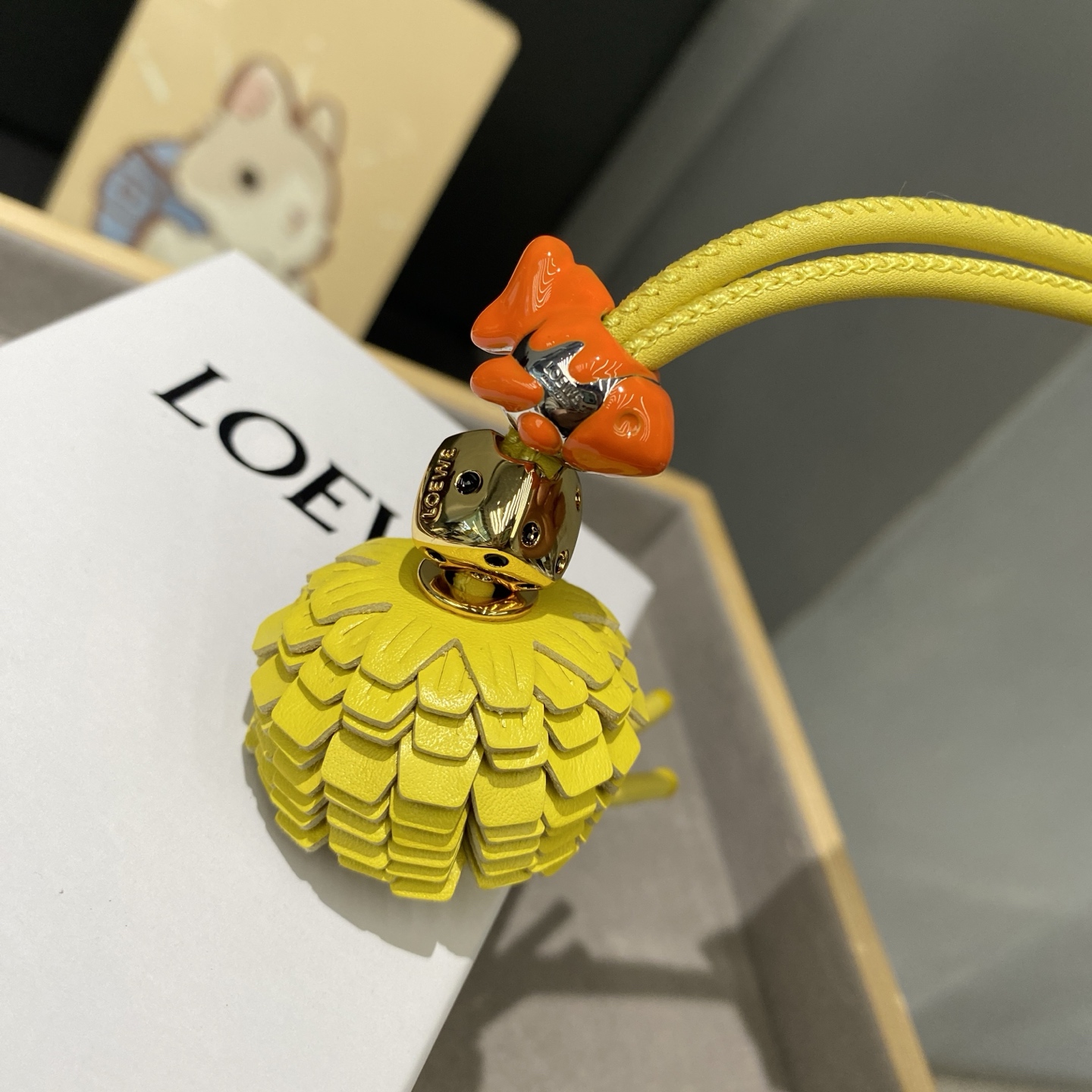 -新品‼️罗意威Loewe 牛皮革橘色金鱼拼花串珠挂饰/挂件
饰有牛皮革环带和Anagram骰子。
采用