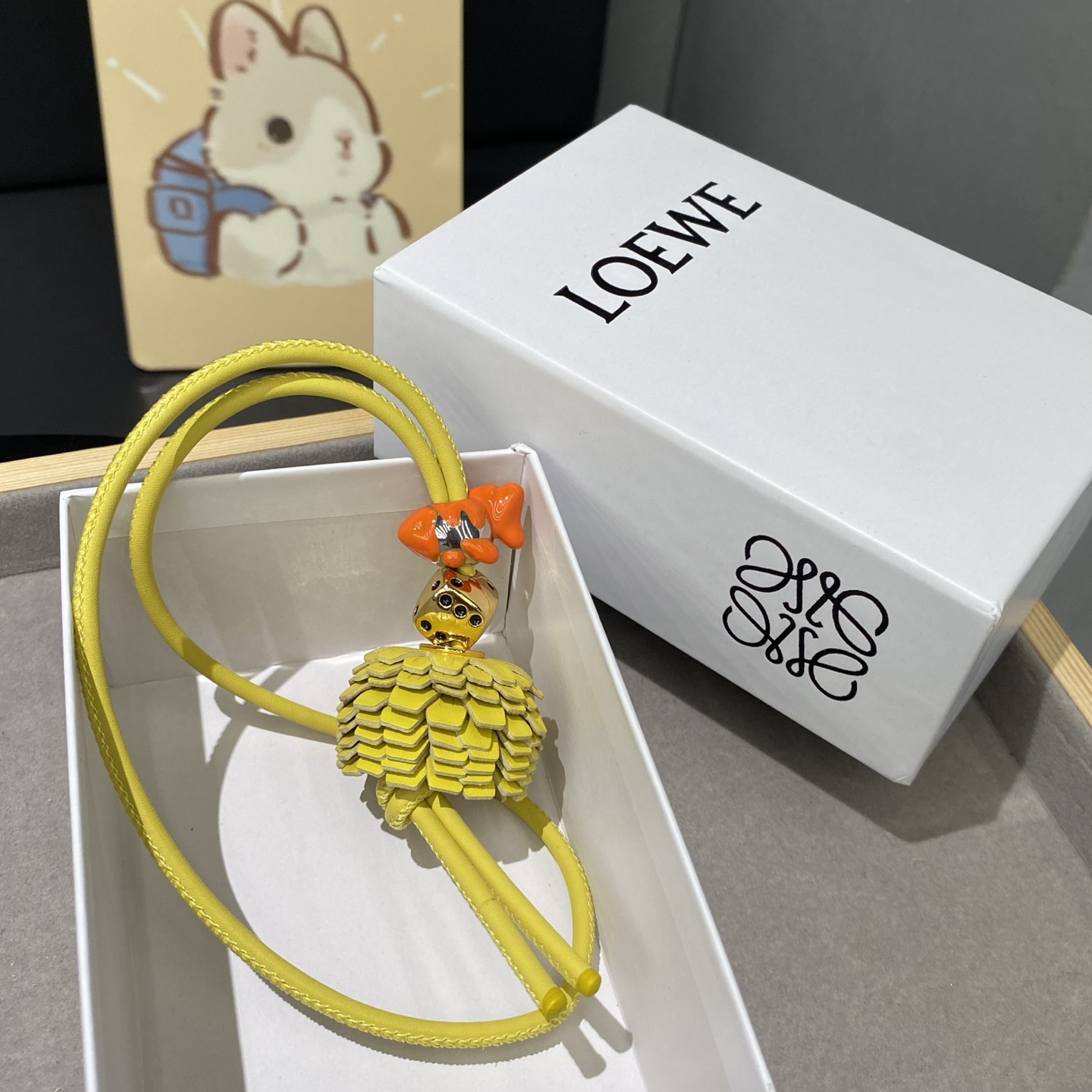 -新品‼️罗意威Loewe 牛皮革橘色金鱼拼花串珠挂饰/挂件
饰有牛皮革环带和Anagram骰子。
采用