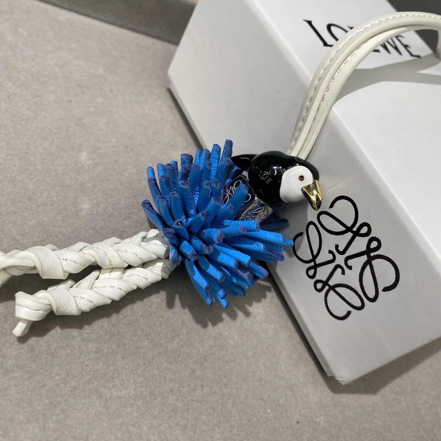 -新品‼️罗意威Loewe 牛皮革企鹅🐧拼花串珠挂饰/挂件
饰有牛皮革环带和Anagram骰子。
采用进