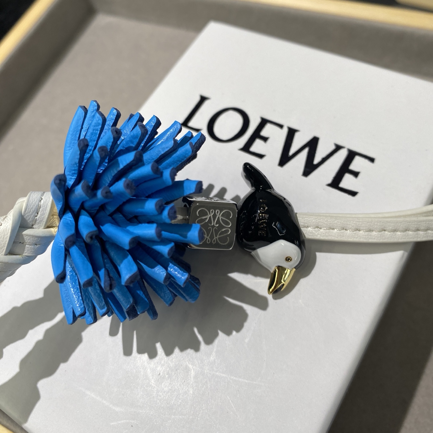 -新品‼️罗意威Loewe 牛皮革企鹅🐧拼花串珠挂饰/挂件
饰有牛皮革环带和Anagram骰子。
采用进