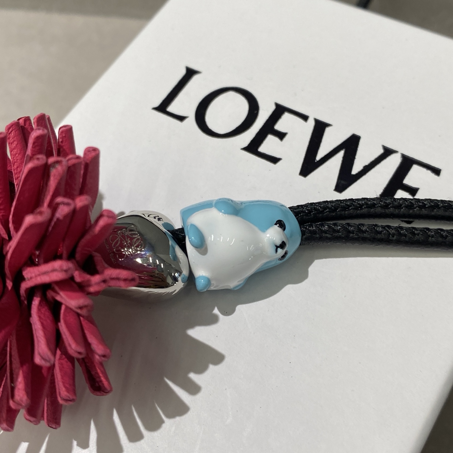 -新品‼️罗意威Loewe 牛皮革海狮拼花串珠挂饰/挂件
饰有牛皮革环带和Anagram骰子。
采用进口