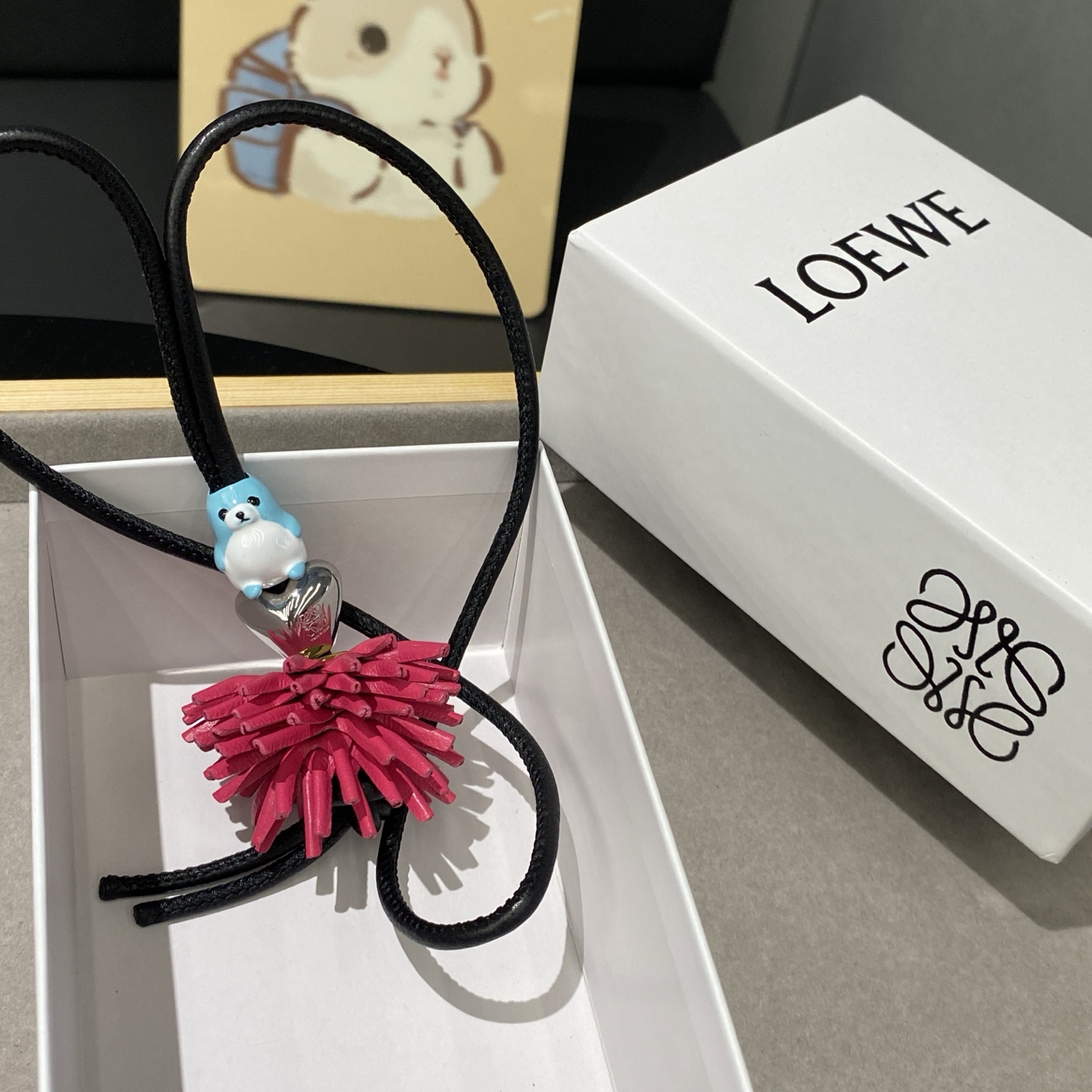 -新品‼️罗意威Loewe 牛皮革海狮拼花串珠挂饰/挂件
饰有牛皮革环带和Anagram骰子。
采用进口