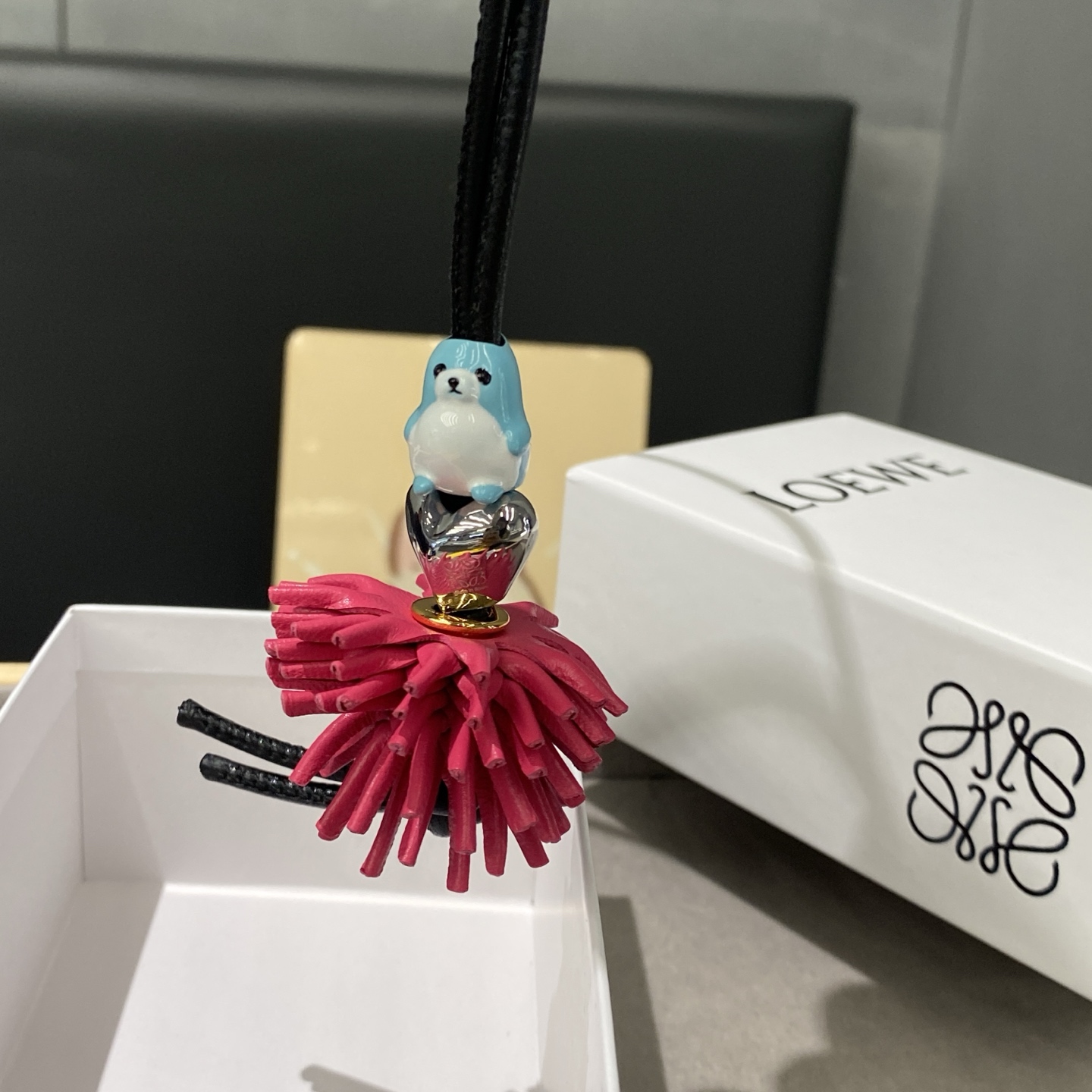-新品‼️罗意威Loewe 牛皮革海狮拼花串珠挂饰/挂件
饰有牛皮革环带和Anagram骰子。
采用进口