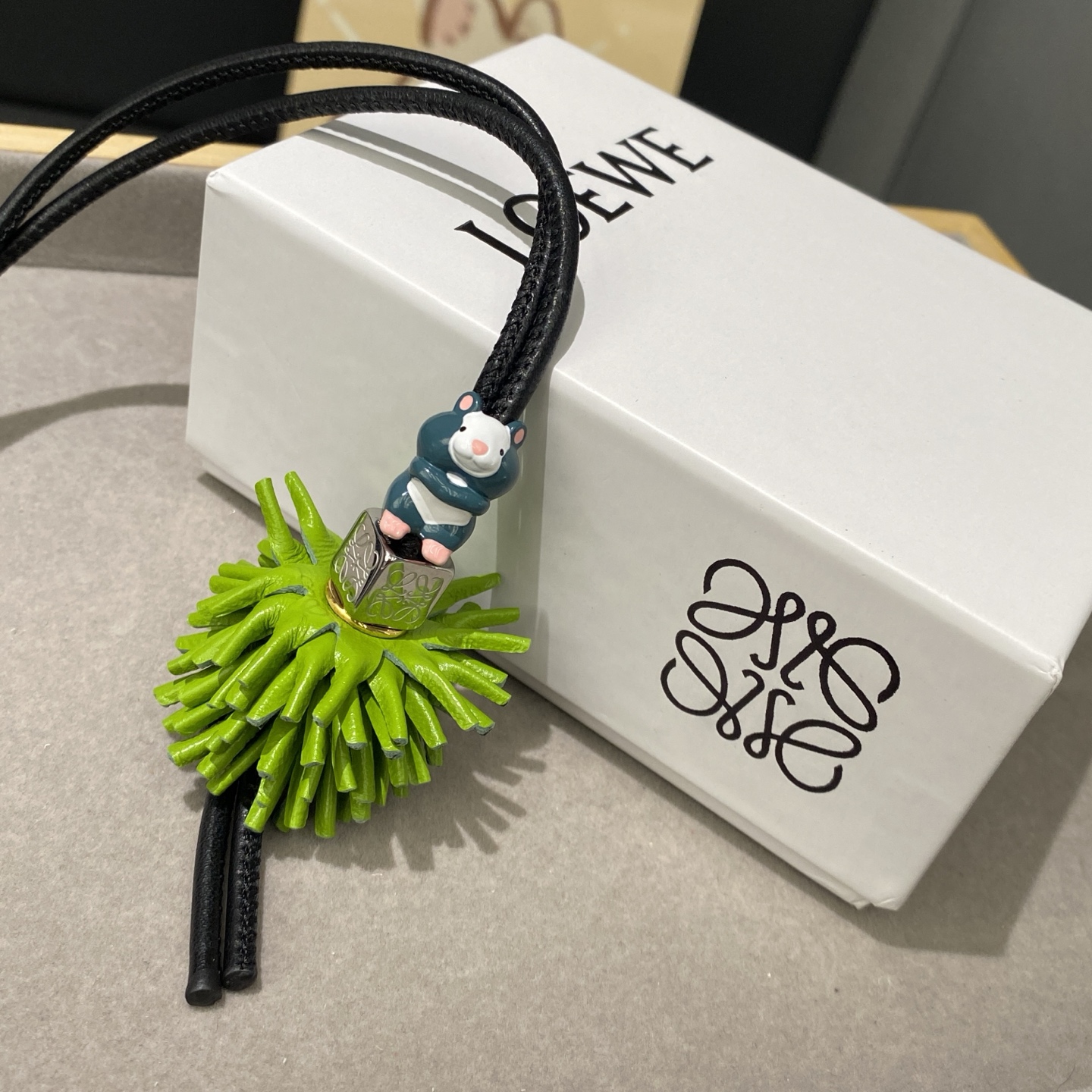 -新品‼️罗意威Loewe 牛皮革小仓鼠🐹拼花串珠挂饰/挂件
饰有牛皮革环带和Anagram骰子。
采用