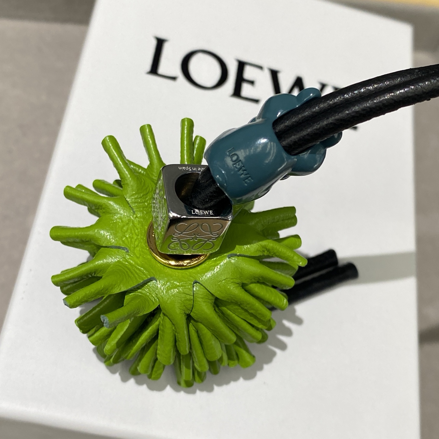 -新品‼️罗意威Loewe 牛皮革小仓鼠🐹拼花串珠挂饰/挂件
饰有牛皮革环带和Anagram骰子。
采用