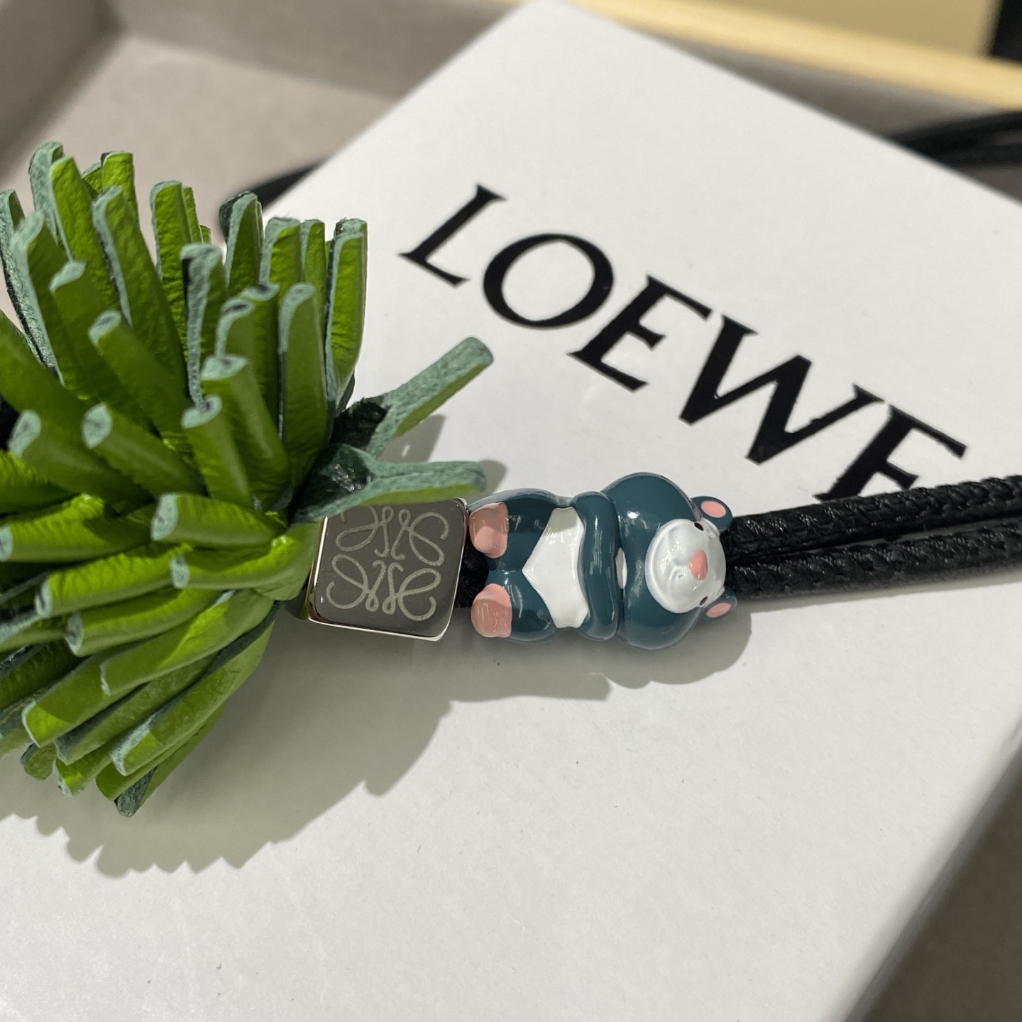 -新品‼️罗意威Loewe 牛皮革小仓鼠🐹拼花串珠挂饰/挂件
饰有牛皮革环带和Anagram骰子。
采用