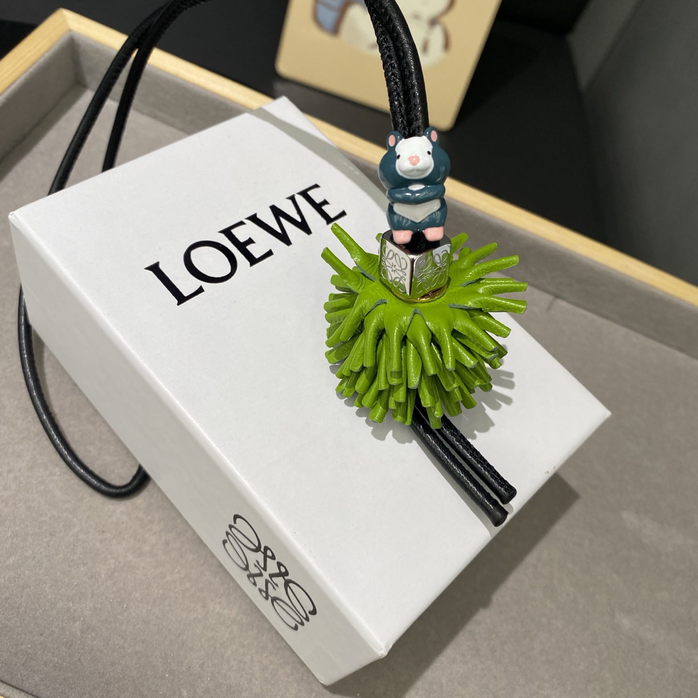 -新品‼️罗意威Loewe 牛皮革小仓鼠🐹拼花串珠挂饰/挂件
饰有牛皮革环带和Anagram骰子。
采用