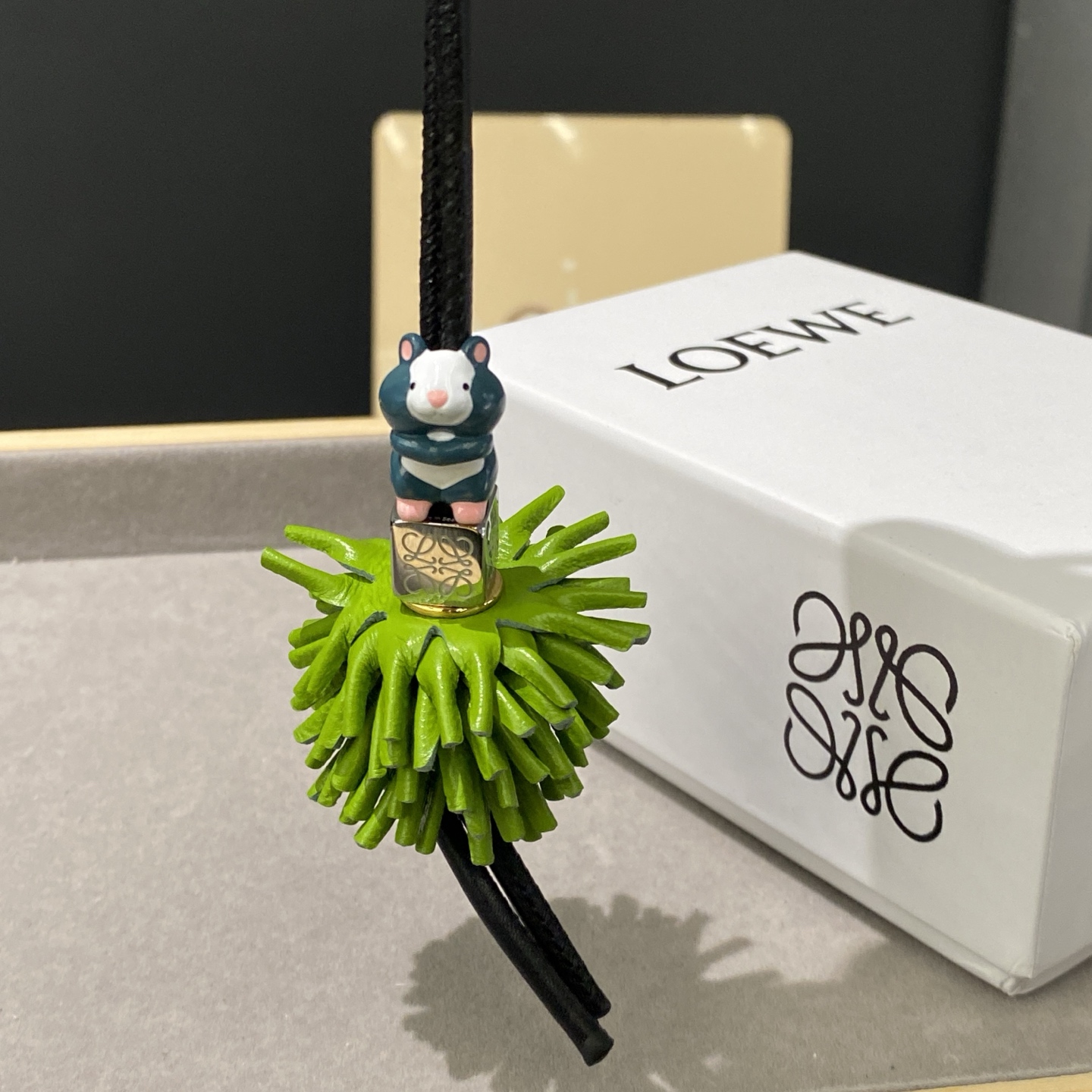 -新品‼️罗意威Loewe 牛皮革小仓鼠🐹拼花串珠挂饰/挂件
饰有牛皮革环带和Anagram骰子。
采用