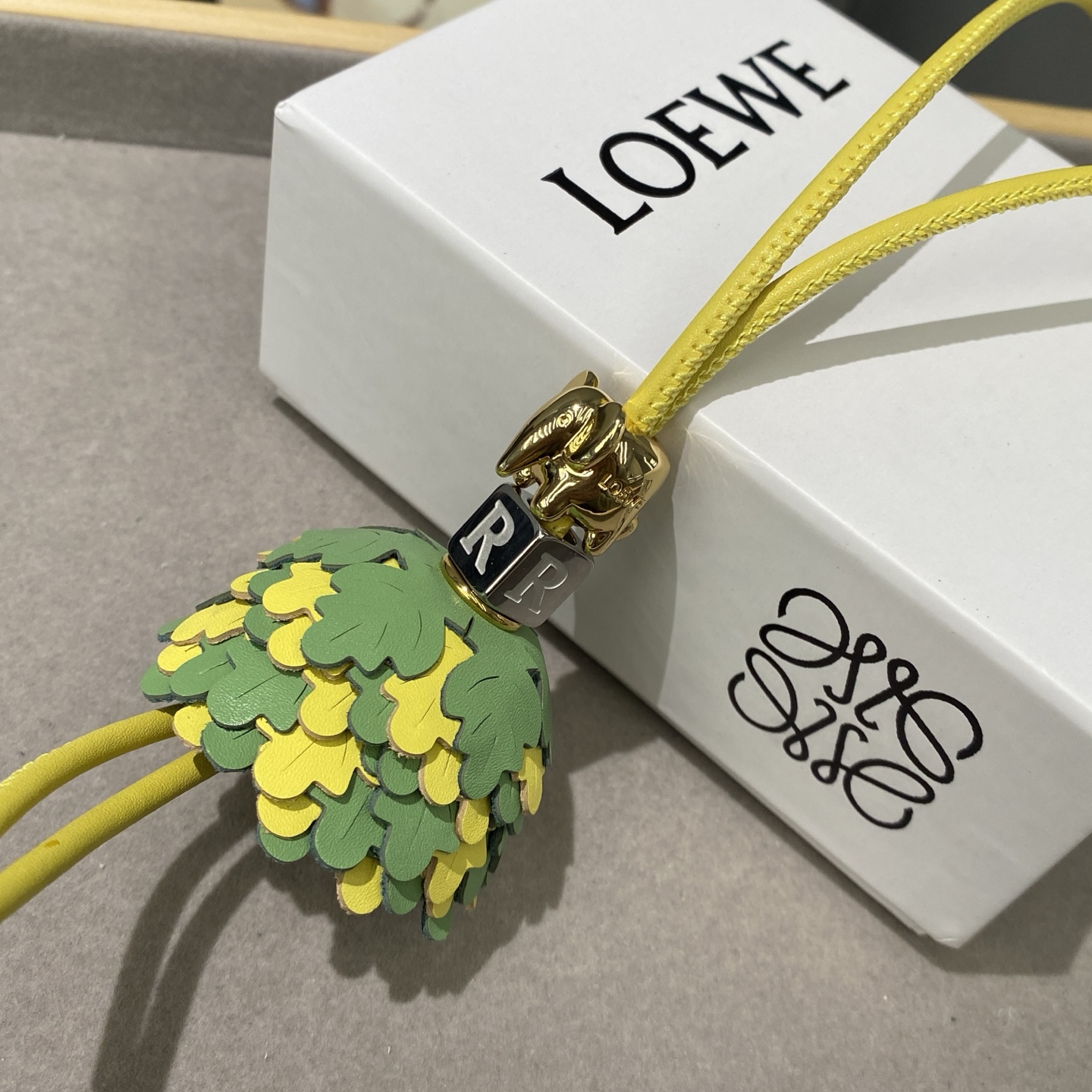Loewe and Roewe Leather Bags with Anagram Dice Design: Unique and Sweet Cowhide Imports - 图片 2