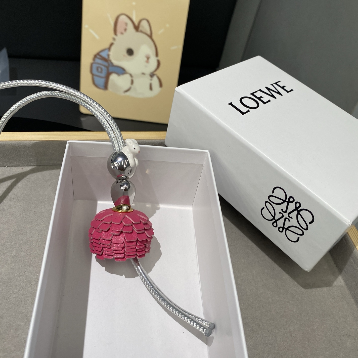 -新品‼️罗意威Loewe 牛皮革🌙月兔拼花串珠挂饰/挂件
饰有牛皮革环带和Anagram骰子。
采用进